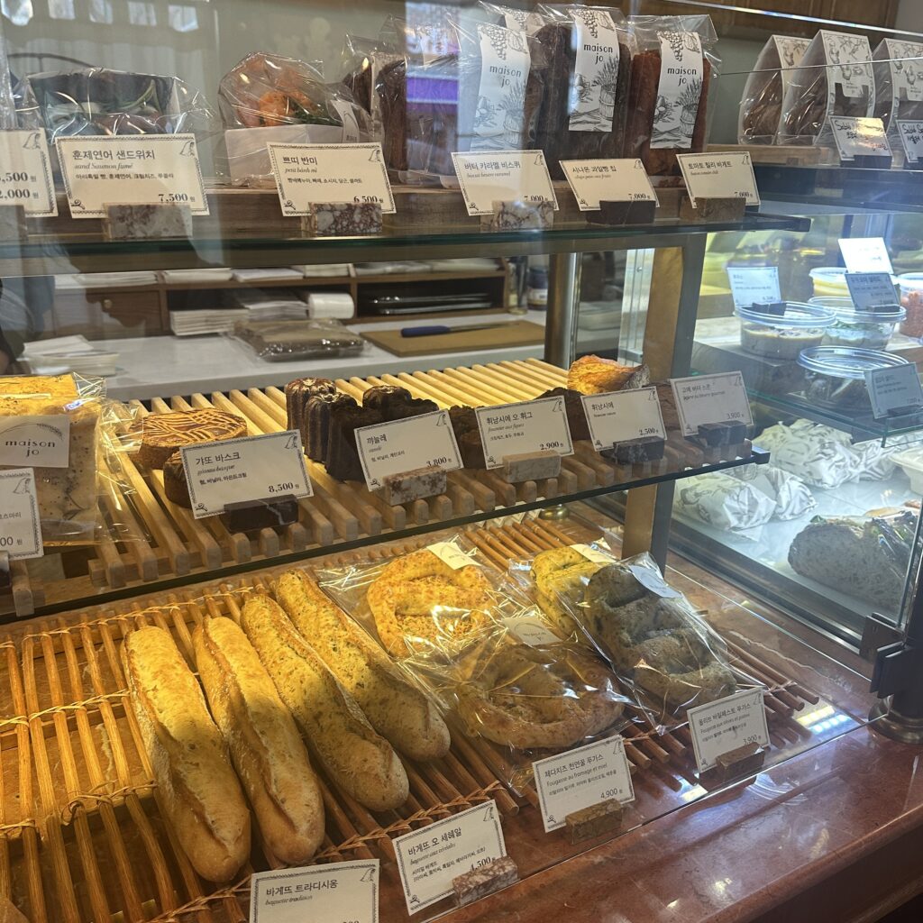 들어가니 4인테이블이 3개, 2인 테이블이 1개가 

있는 아담한 공간이지만 이미 입소문이 많이 난 곳입니다~~